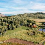 Das 2,71 Hektar große Anwesen liegt nahe der zu den Rocky Mountains gehörenden Teton-Bergkette. Neben dem Haupthaus gibt es noch ein Gästehaus mit drei weiteren Schlafzimmern.