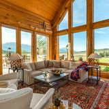 Hier verfasste Van Allsburg seinen Bestseller "Der Polarexpress", der später mit Tom Hanks in der Hauptrolle verfilmt wurde.