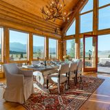 Die offenen Wohn- und Essbereiche sind mit rustikalem Holz verkleidet, zudem gibt es zwei voll ausgestattete Küchen.