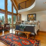 Auf 700 Quadratmeter Wohnfläche gibt es sechs Schlafzimmer und sieben Bäder.