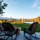 Auf dem Anwesen befindet sich ein Teich, ein kleiner Bach sowie ein Jacuzzi.