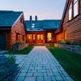 Die Ranch wurde 1975 erbaut und ab 2010 zweieinhalb Jahre lang für mehrere Millionen Dollar umgebaut. Nun soll sie 17,5 Millionen Dollar (15 Millionen Euro) kosten.