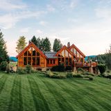 Das Panorama des Gebirgstals Jackson Hole lässt sich durch zwölf Meter hohe Fensterwände genießen...