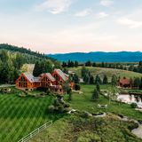 Die frühere Ranch von Kinderbuchautor Chris Van Allsburg bietet Blockhaus-Romantik im Grünen, aber in der Luxus-Version.