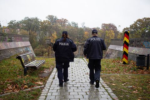 Deutscher Polizist und polnische Polizistin