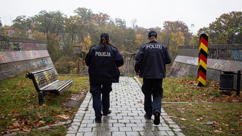 Deutscher Polizist und polnische Polizistin