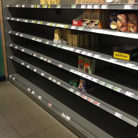 Leere Regale im Supermarkt.