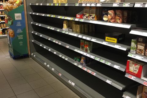 Leere Regale im Supermarkt.