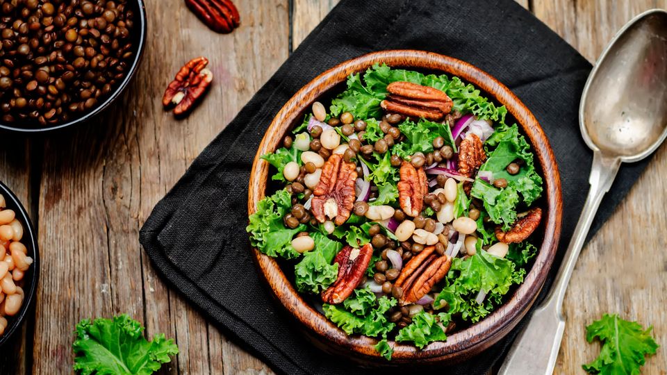 Grünkohlsalat mit Linsen, Bohnen und Nüssen.