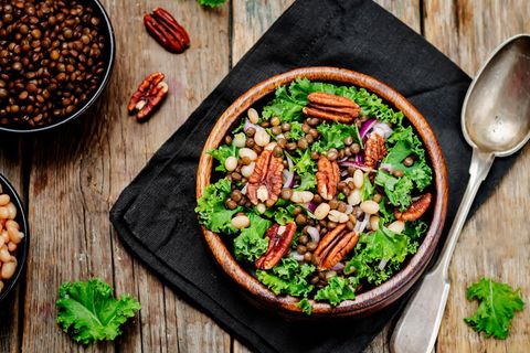 Grünkohlsalat mit Linsen, Bohnen und Nüssen.