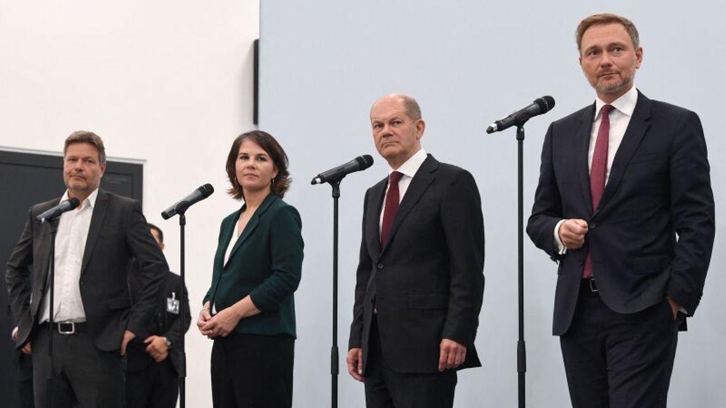 Pandemiepolitik im Machtwechsel: Die vierte Welle rollt. Und was tut die Politik? Corona-Zuständigkeits-Mikado spielen