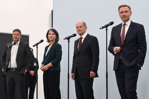 Pandemiepolitik im Machtwechsel: Die vierte Welle rollt. Und was tut die Politik? Corona-Zuständigkeits-Mikado spielen