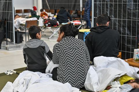 Über Belarus eingereiste Migranten in der neu eingerichteten zentralen Bearbeitungsstelle in Brandenburg.