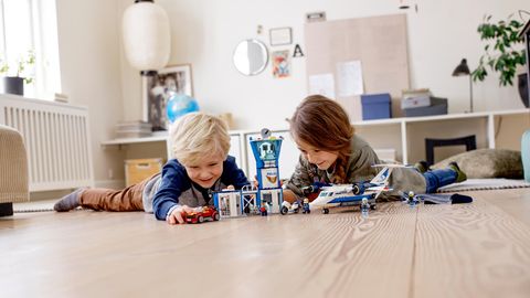 Lego Angebote: Zwei Schulkinder spielen auf dem Fußboden mit einem Lego-City-Set