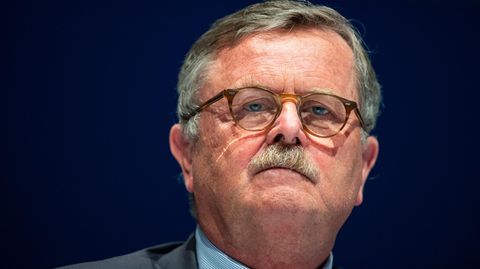 Frank Ulrich Montgomery rechnet mit einer Verdopplung der Corona-Inzidenz innerhalb der nächsten zehn Tage