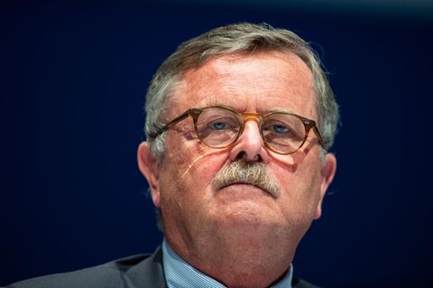 Frank Ulrich Montgomery rechnet mit einer Verdopplung der Corona-Inzidenz innerhalb der nächsten zehn Tage