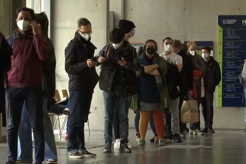 Video: Schlangestehen für die Impfung