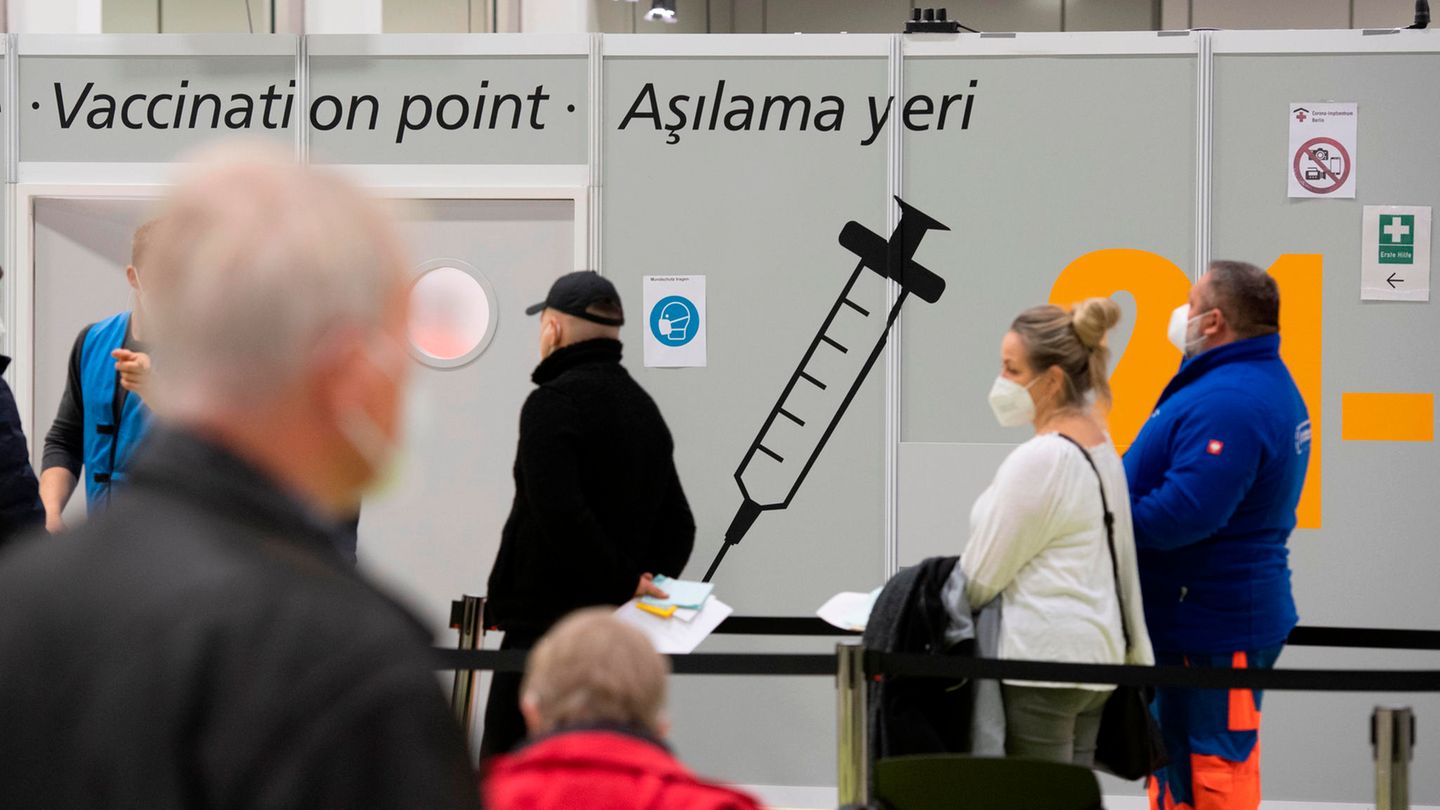 Berlin: Menschen warten im Malteser-Impfzentrum unter dem Messeturm auf ihre Impfung