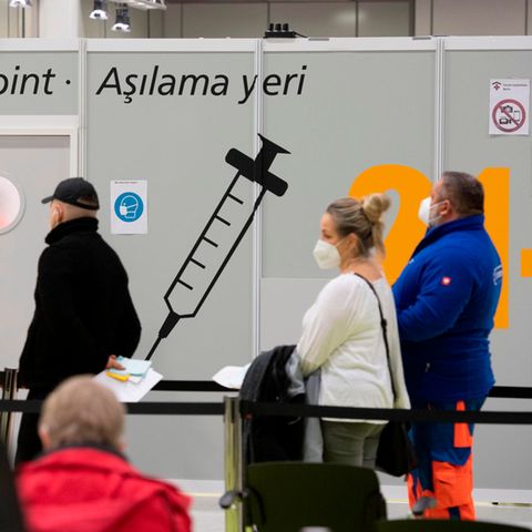 Berlin: Menschen warten im Malteser-Impfzentrum unter dem Messeturm auf ihre Impfung