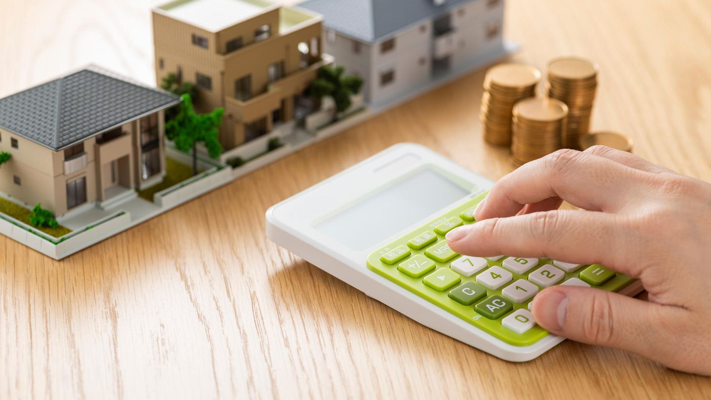 Wenn Sie eine Immobilie kaufen wollen, sollten Sie zumindest die Kaufnebenkosten ohne Kredit stemmen können. Zwar bieten inzwischen auch einige Banken die kapitallose Vollfinanzierung samt Kosten für Notar, Makler und Grundbuch an. Doch davon raten die Experten ab. Als Faustformel sollten Sie also als absolutes Minimum rund 10 Prozent des Kaufpreises gespart haben. Hier finden Sie mehr Infos zu den Kaufnebenkosten. 