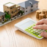 Wenn Sie eine Immobilie kaufen wollen, sollten Sie zumindest die Kaufnebenkosten ohne Kredit stemmen können. Zwar bieten inzwischen auch einige Banken die kapitallose Vollfinanzierung samt Kosten für Notar, Makler und Grundbuch an. Doch davon raten die Experten ab. Als Faustformel sollten Sie also als absolutes Minimum rund 10 Prozent des Kaufpreises gespart haben. Hier finden Sie mehr Infos zu den Kaufnebenkosten. 