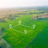 Nur wer über ein gesichertes und gutes Einkommen verfügt, kann sich an das Risiko der Vollfinanzierung herantrauen, so "Finanztest". Allerdings sollte die Monatsrate nicht mehr als 30 bis 40 Prozent des Netto-Haushaltseinkommen ausmachen. Besser: Achten Sie auf die Option der Sondertilgung, um den Kredit schneller abzuzahlen.