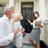 Holen Sie sich verschiedene Angebote ein und sprechen Sie mit der Bank, wie viel mehr Eigenkapital Sie einsetzen müssten, um ein besseres Angebot zu bekommen. Oftmals geht es nur um wenige Tausend Euro. Die aber machen in der Gesamtrechnung einiges aus. Wenn Sie sich diesen Bereich der sogenannten Grenzzinsen berechnen lassen wollen, hilft der Rechner der "Stiftung Warentest".