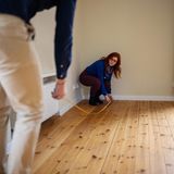 Vollfinanzierung wirkt attraktiv in Zeiten so niedriger Zinsen. Doch "Finanztest" warnt: Wer sich mehr als 90 Prozent des Kaufpreises leihen muss, zahlt Zinsen wie bei einem Dispokredit. Die Experten haben die Effektivzinsen ausgerechnet: Bei einer Kaufsumme von 400.000 Euro und einer Laufzeit von 15 Jahren zahlt man bei der Commerzbank für eine 95- bis 100-prozentige Finanzierung derzeit über 12 Prozent Zinsen! Bei der Allianz wären es rund 4,7 Prozent, bei der ING 7,77 Prozent. 