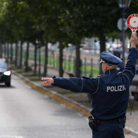 Wer innerorts zwischen 16 bis 20 km/h zu schnell fährt und geblitzt wird, der zahlt statt 35 bald 70 Euro.