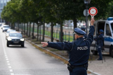 Wer innerorts zwischen 16 bis 20 km/h zu schnell fährt und geblitzt wird, der zahlt statt 35 bald 70 Euro.
