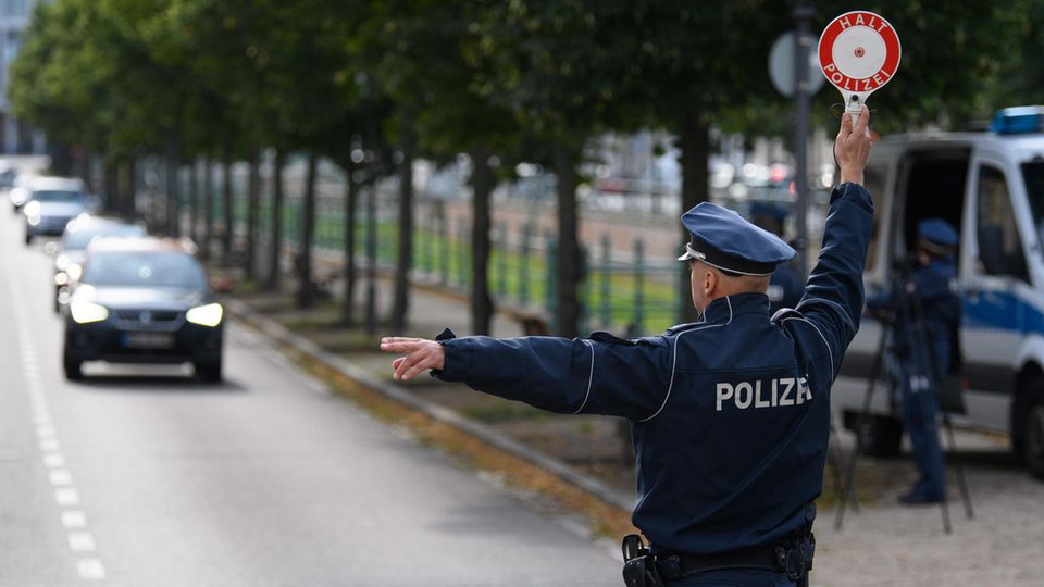 Wer innerorts zwischen 16 bis 20 km/h zu schnell fährt und geblitzt wird, der zahlt statt 35 bald 70 Euro.