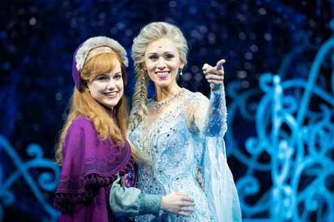 Die Eiskönigin-Darstellerinnen Sabrina Weckerlin (Eiskönigin Elsa, r.) und Celena Pieper (ihre Schwester Anna)