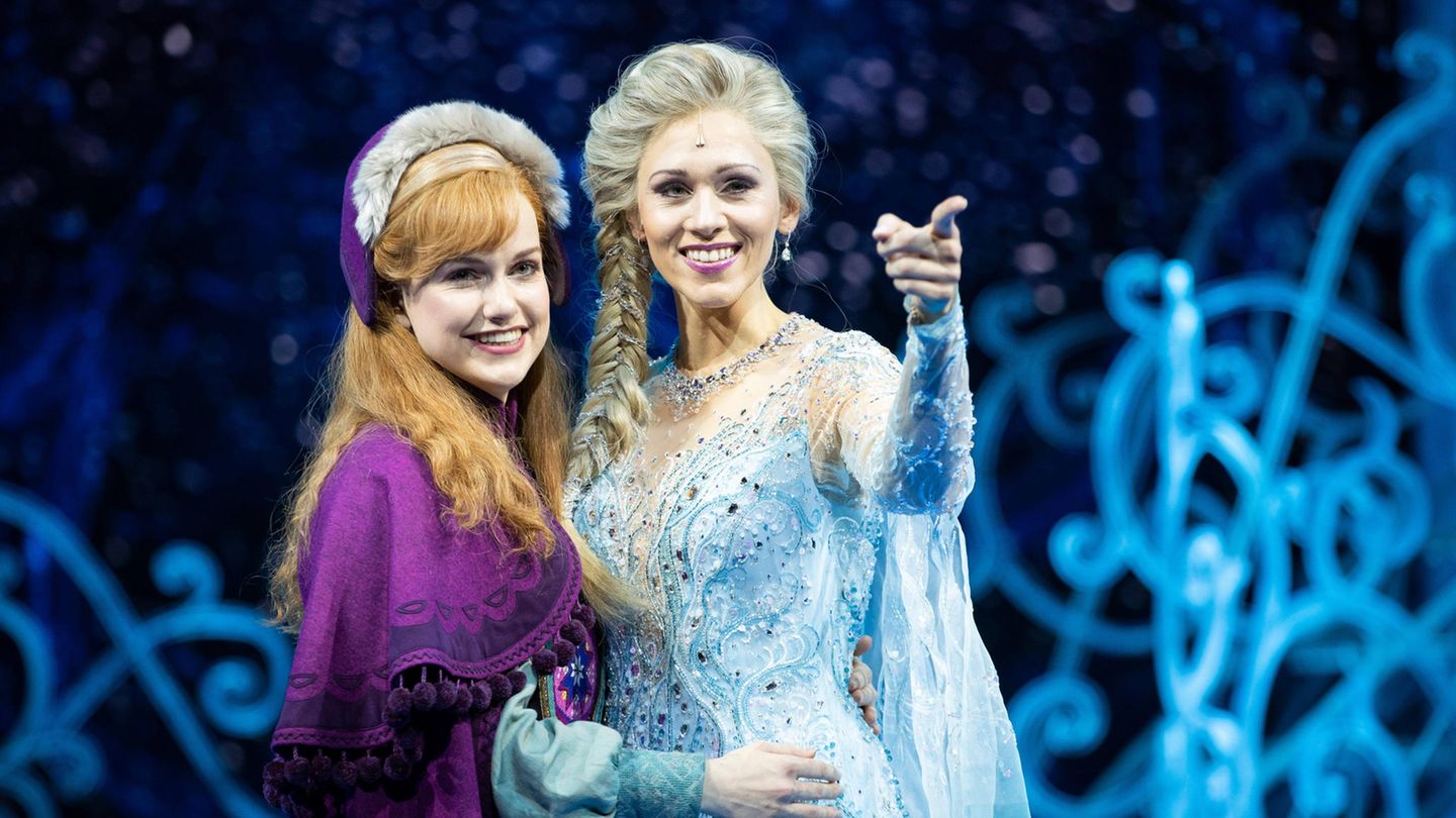 Die Eiskönigin-Darstellerinnen Sabrina Weckerlin (Eiskönigin Elsa, r.) und Celena Pieper (ihre Schwester Anna)