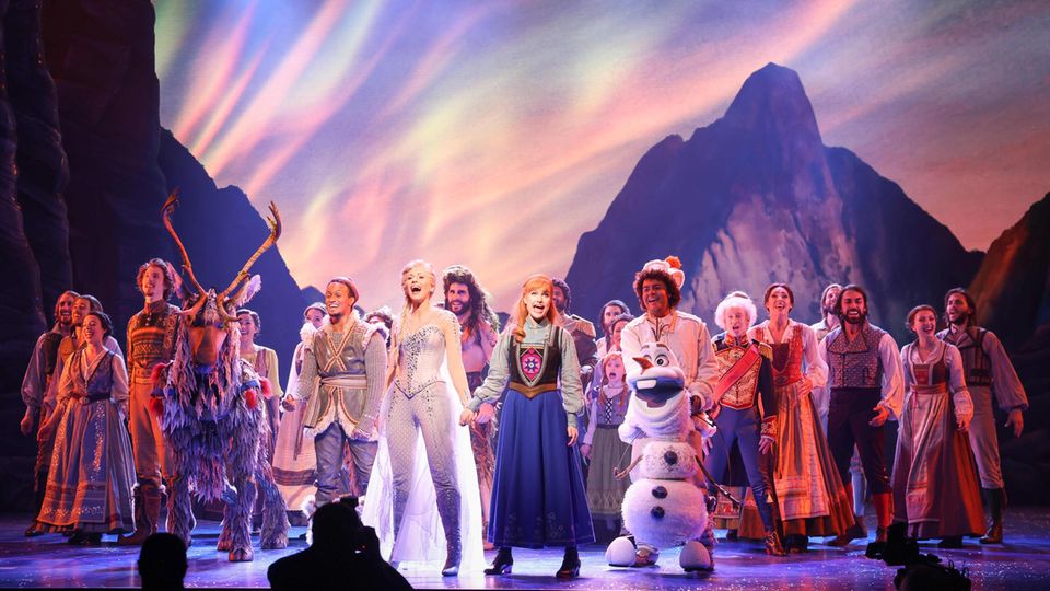 Das Ensemble des Disney-Musicals "Die Eiskönigin" auf der Bühne im Stage Theater an der Elbe