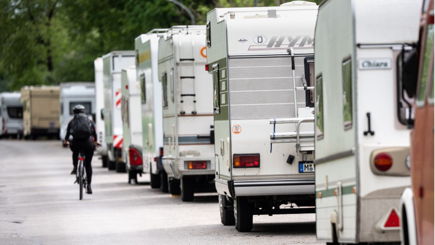 Wohnmobil-Boom verschärft Parkplatznot in deutschen Innenstädten  Eine Reihe von Wohnmobilen parkt am Rand einer Straße in Bayern.