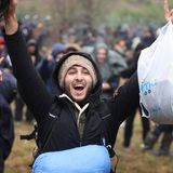 Ein Mann streckt seine Arme in die Höhe und ruft etwas mit offenem Mund. In der linken Hand hält er eine weiße Plastiktüte