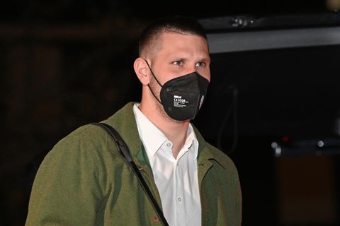 Niklas Süle bei seiner Ankunft in Wolfsburg. Laut Medienberichten soll er im DFB-Quartier positiv auf Corona getestet worden sein