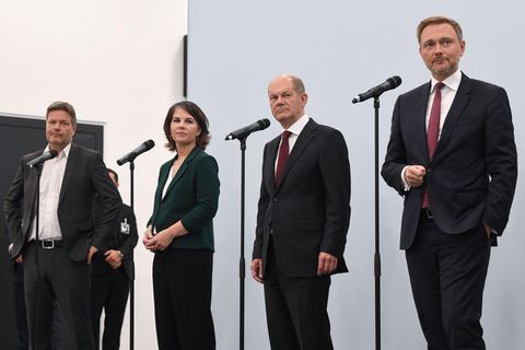 Die Grünen-Vorsitzenden Robert Habeck und Annalena Baerbock, SPD-Kanzlerkandidat Olaf Scholz und FDP-Chef Christian Lindner