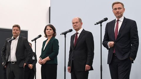 Die Grünen-Vorsitzenden Robert Habeck und Annalena Baerbock, SPD-Kanzlerkandidat Olaf Scholz und FDP-Chef Christian Lindner