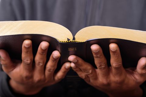 Pfarrer mit Bibel