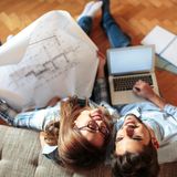 Aber wo soll das nötige Eigenkapital herkommen?  1. Sie können bei Ihrer Riesterrente eine vorzeitige Kapitalentnahme beantragen, wenn Sie eine Immobilie bauen oder eine selbst genutzte Immobilie kaufen wollen.  2. Lebensversicherungen können als Sicherheit dienen.  3. Verwandtendarlehen: Fragen Sie Freunde, Verwandte oder auch den Arbeitgeber, ob er Ihnen vertraglich geregelt (!) Geld leiht.   4. Reserven anzapfen: Scannen Sie Ihre Konten. Auch wenn man gerne einen Notgroschen aufbewahren möchte, sollte sich dieser finanziell im Rahmen bewegen. Mehr als drei Nettohaushaltseinkommen sind zu viel, die übrigen Barmittel können in den Kredit fließen. 