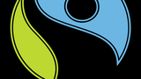 Fairtrade    Kaffee ist, verglichen mit seinem Produktionsaufwand, ein spotbilliges Massenprodukt. Drei Euro kostet das Pfund im Schnitt. Darin enthalten sind Kaffeesteuer, auf die noch einmal 19 Prozent Mehrwertsteuer erhoben werden, insgesamt rund 1,20 Euro. Von den verbleibenden 1,80 Euro lebt die gesamte Wertschöpfungskette: Röster, Importeur, Vermarktung, Handel. Der eigentliche Produzent, der Plantagen-Bauer aus Kenia, Guatemala oder Peru steht am Ende der Kette. Er verdient am wenigsten. Die Organisation Trans Fair führte 1992 zusammen mit dem Verein Dritte Welt das Fair-Trade-Siegel ein. Der Verein handelt mit den Produzenten Preise aus, die zumindest die Produktions- und Lebenshaltungskosten decken. Ferner fließt ein Teil des Umsatzes in die Anbauländer zurück und wird dort in Bildungs- und Sozialprojekte investiert.
