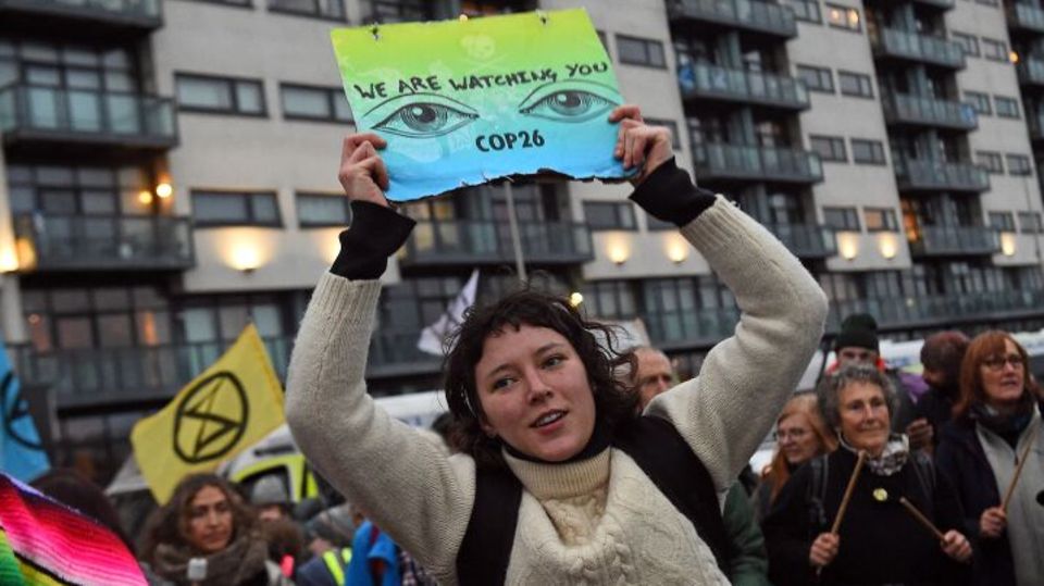 Eine Aktivistin der Klimabewegung Extinction Rebellion protestiert am Rande der COP26