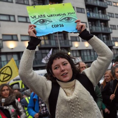 Eine Aktivistin der Klimabewegung Extinction Rebellion protestiert am Rande der COP26