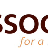 4C Association  Das Logo des "Common Code For The Coffee Community" kurz 4C führt mit Absicht ein stiefmütterliches Dasein auf den Kaffeepackungen. Das Siegel besagt, dass der Kaffeeproduzent der 4C-Organisation angehört, die sich der Nachhaltigkeit des Kaffeeanbaus verpflichtet hat. Hervorgegangenen ist 4C aus einem Projekt der deutschen Entwicklungshilfe und der deutschen Kaffeewirtschaft. Beide entwickelten Sozial-, Wirtschafts - und Umweltstandards für den Kaffeeanbau und treiben diese in den kaffeeproduzierenden Ländern stetig voran. 4C versteht sich selbst als Katalysator für weitere Projekte und möchte daher auf den Packungen im Hintergrund bleiben. Einige Kaffeehersteller setzen auf 4C auf und entwickeln eigene Programme, wie zum Beispiel Nestlé in Kooperation mit der Rain Forrest Alliance. Das Programm bewertet Kaffeefarmen wie sie wirtschaftlich, qualitativ und sozial aufgestellt sind und fördert sie entsprechend.