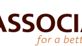 4C Association  Das Logo des "Common Code For The Coffee Community" kurz 4C führt mit Absicht ein stiefmütterliches Dasein auf den Kaffeepackungen. Das Siegel besagt, dass der Kaffeeproduzent der 4C-Organisation angehört, die sich der Nachhaltigkeit des Kaffeeanbaus verpflichtet hat. Hervorgegangenen ist 4C aus einem Projekt der deutschen Entwicklungshilfe und der deutschen Kaffeewirtschaft. Beide entwickelten Sozial-, Wirtschafts - und Umweltstandards für den Kaffeeanbau und treiben diese in den kaffeeproduzierenden Ländern stetig voran. 4C versteht sich selbst als Katalysator für weitere Projekte und möchte daher auf den Packungen im Hintergrund bleiben. Einige Kaffeehersteller setzen auf 4C auf und entwickeln eigene Programme, wie zum Beispiel Nestlé in Kooperation mit der Rain Forrest Alliance. Das Programm bewertet Kaffeefarmen wie sie wirtschaftlich, qualitativ und sozial aufgestellt sind und fördert sie entsprechend.