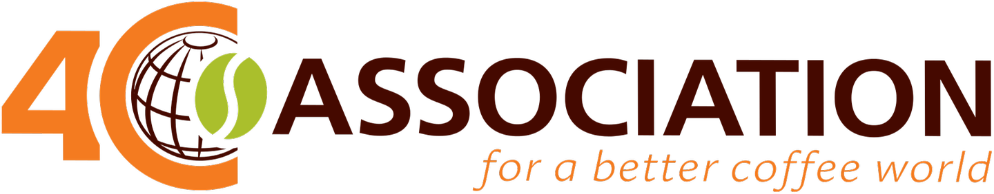 Besser Kaffee kaufen: 4C Association Das Logo des "Common Code For The Coffee Community" kurz 4C führt mit Absicht ein stiefmütterliches Dasein auf den Kaffeepackungen. Das Siegel besagt, dass der Kaffeeproduzent der 4C-Organisation angehört, die sich der Nachhaltigkeit des Kaffeeanbaus verpflichtet hat. Hervorgegangenen ist 4C aus einem Projekt der deutschen Entwicklungshilfe und der deutschen Kaffeewirtschaft. Beide entwickelten Sozial-, Wirtschafts - und Umweltstandards für den Kaffeeanbau und treiben diese in den kaffeeproduzierenden Ländern stetig voran. 4C versteht sich selbst als Katalysator für weitere Projekte und möchte daher auf den Packungen im Hintergrund bleiben. Einige Kaffeehersteller setzen auf 4C auf und entwickeln eigene Programme, wie zum Beispiel Nestlé in Kooperation mit der Rain Forrest Alliance. Das Programm bewertet Kaffeefarmen wie sie wirtschaftlich, qualitativ und sozial aufgestellt sind und fördert sie entsprechend. 4C Association Das Logo des "Common Code For The Coffee Community" kurz 4C führt mit Absicht ein stiefmütterliches Dasein auf den Kaffeepackungen. Das Siegel besagt, dass der Kaffeeproduzent der 4C-Organisation angehört, die sich der Nachhaltigkeit des Kaffeeanbaus verpflichtet hat. Hervorgegangenen ist 4C aus einem Projekt der deutschen Entwicklungshilfe und der deutschen Kaffeewirtschaft. Beide entwickelten Sozial-, Wirtschafts - und Umweltstandards für den Kaffeeanbau und treiben diese in den kaffeeproduzierenden Ländern stetig voran. 4C versteht sich selbst als Katalysator für weitere Projekte und möchte daher auf den Packungen im Hintergrund bleiben. Einige Kaffeehersteller setzen auf 4C auf und entwickeln eigene Programme, wie zum Beispiel Nestlé in Kooperation mit der Rain Forrest Alliance. Das Programm bewertet Kaffeefarmen wie sie wirtschaftlich, qualitativ und sozial aufgestellt sind und fördert sie entsprechend.
