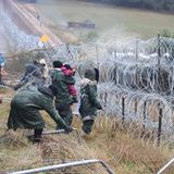 Nicht einmal meterhoher Stacheldraht und Polizeipräsenz scheint diese Menschen vom Versuch, über die belarussisch-polnische Grenze zu gelangen, abzuschrecken. In der Nähe des Grenzübergangs Kuznica haben sie vergeblich versucht, die Zaunanlage zu durchbrechen