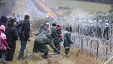Nicht einmal meterhoher Stacheldraht und Polizeipräsenz scheint diese Menschen vom Versuch, über die belarussisch-polnische Grenze zu gelangen, abzuschrecken. In der Nähe des Grenzübergangs Kuznica haben sie vergeblich versucht, die Zaunanlage zu durchbrechen
