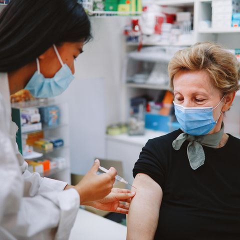 Eine Frau wird gegen das Coronavirus geimpft